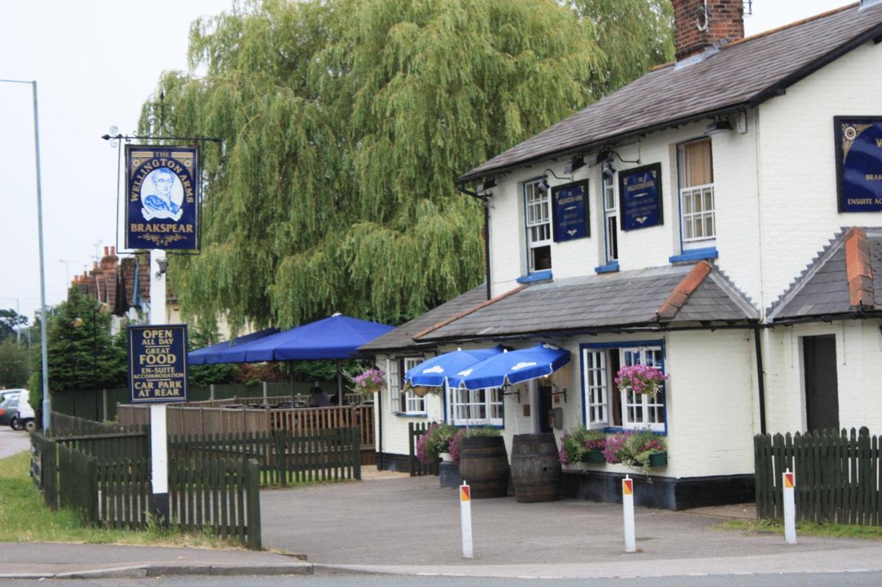 The Wellington Arms Hotel Sandhurst  Exterior photo